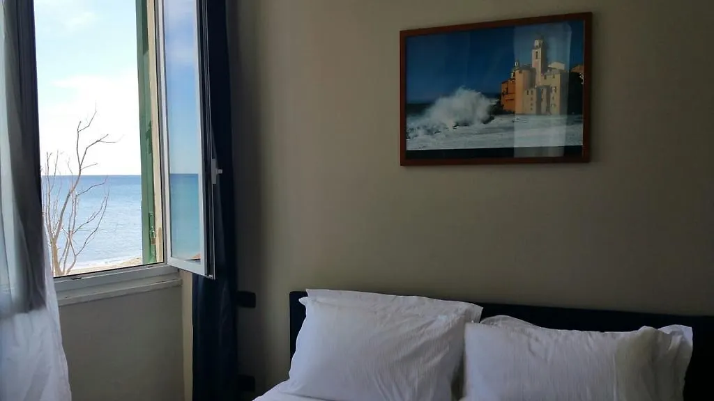 Luna Rooms Savona 3*,  Italia